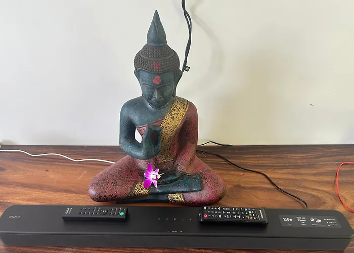 Dom wakacyjny Work Remotely From Our Duplex Loft, King Bed, Pool & Garden, Soundbar
