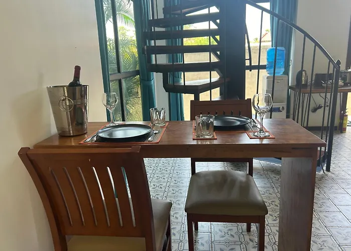 Dom wakacyjny Work Remotely From Our Duplex Loft, King Bed, Pool & Garden, Soundbar *