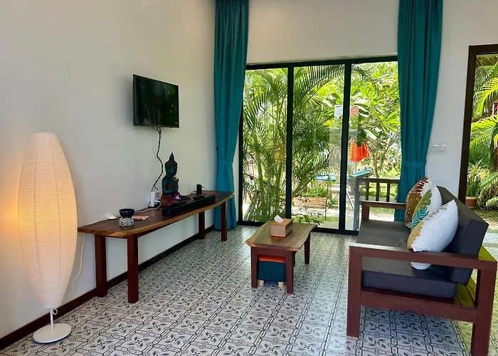 Dom wakacyjny Work Remotely From Our Duplex Loft, King Bed, Pool & Garden, Soundbar