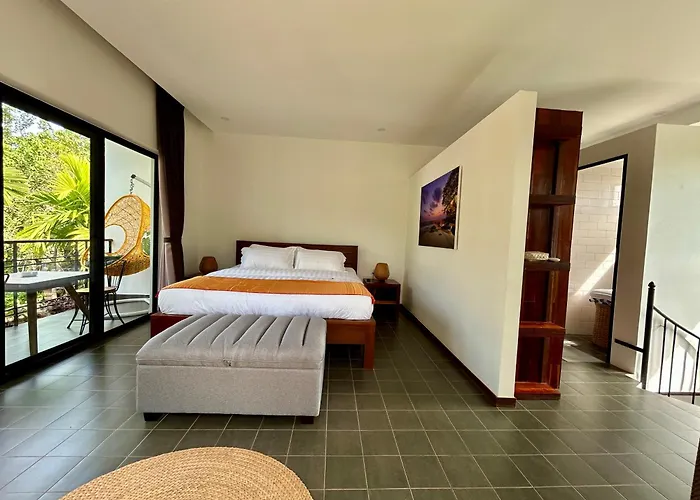 Work Remotely From Our Duplex Loft, King Bed, Pool & Garden, Soundbar