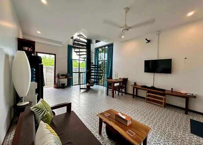 Dom wakacyjny Work Remotely From Our Duplex Loft, King Bed, Pool & Garden, Soundbar