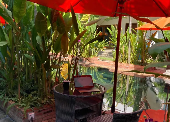 Dom wakacyjny Work Remotely From Our Duplex Loft, King Bed, Pool & Garden, Soundbar