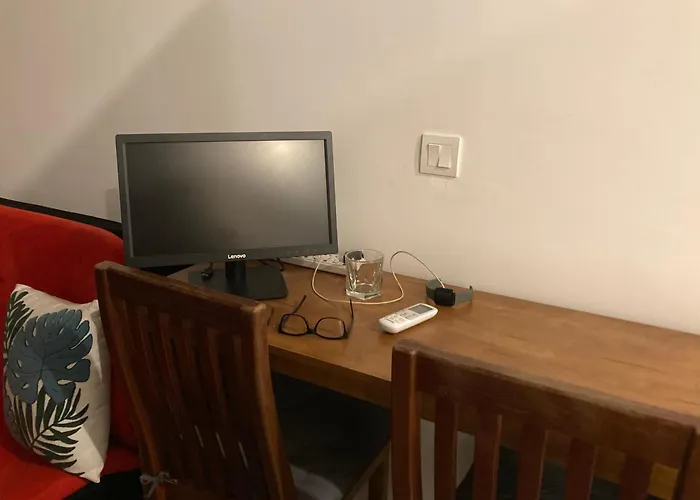 Dom wakacyjny Work Remotely From Our Duplex Loft, King Bed, Pool & Garden, Soundbar *
